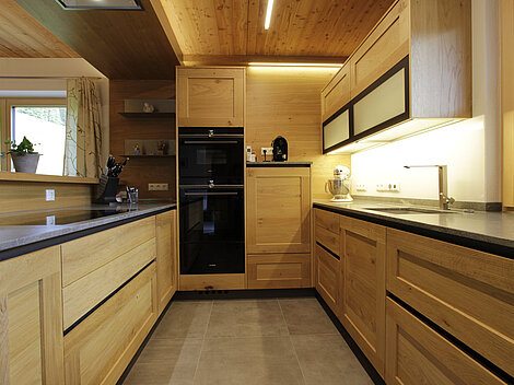 Holzküche modern mit Rahmenfronten und Steinplatte