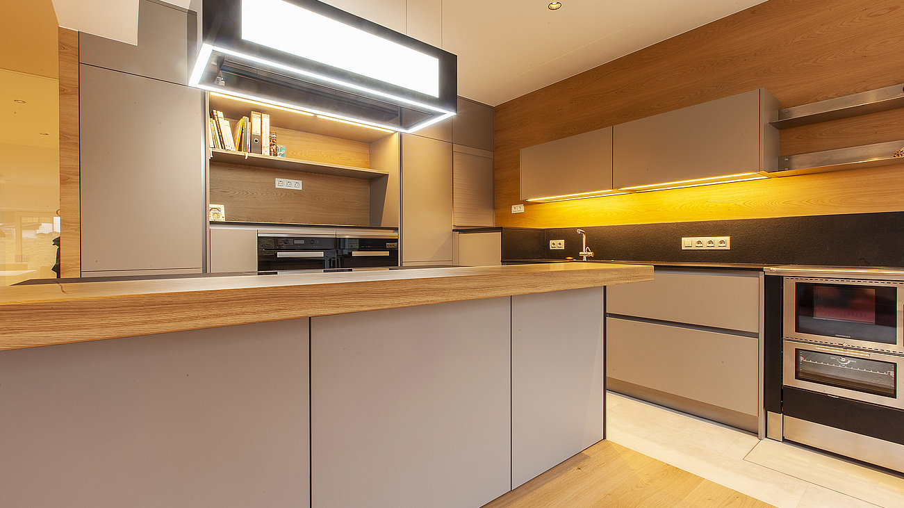 Moderne Küche mit Kücheninsel und Holz kombiniert