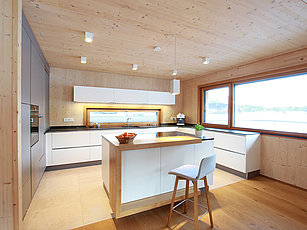 Weiße moderne Küche im Holzhaus