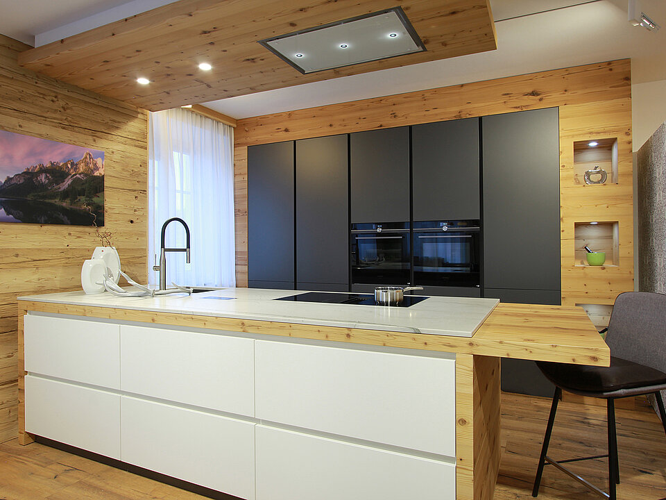 Moderne Küche mit Holz
