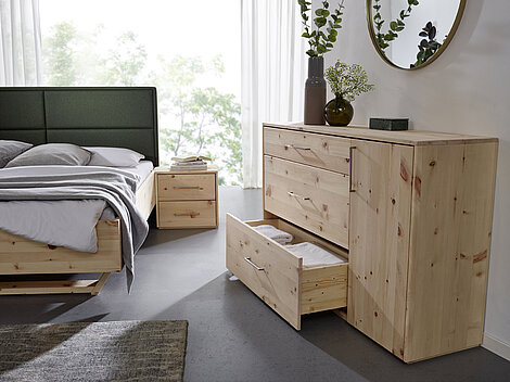 Zirbenschlafzimmer mit Bett und Kommode
