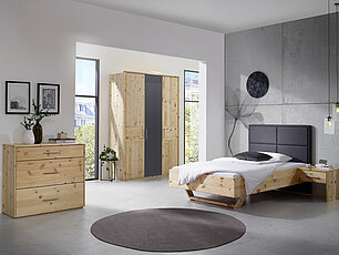 Zirbenschlafzimmer mit Einzelbett, Kommode und elegantem Schrank
