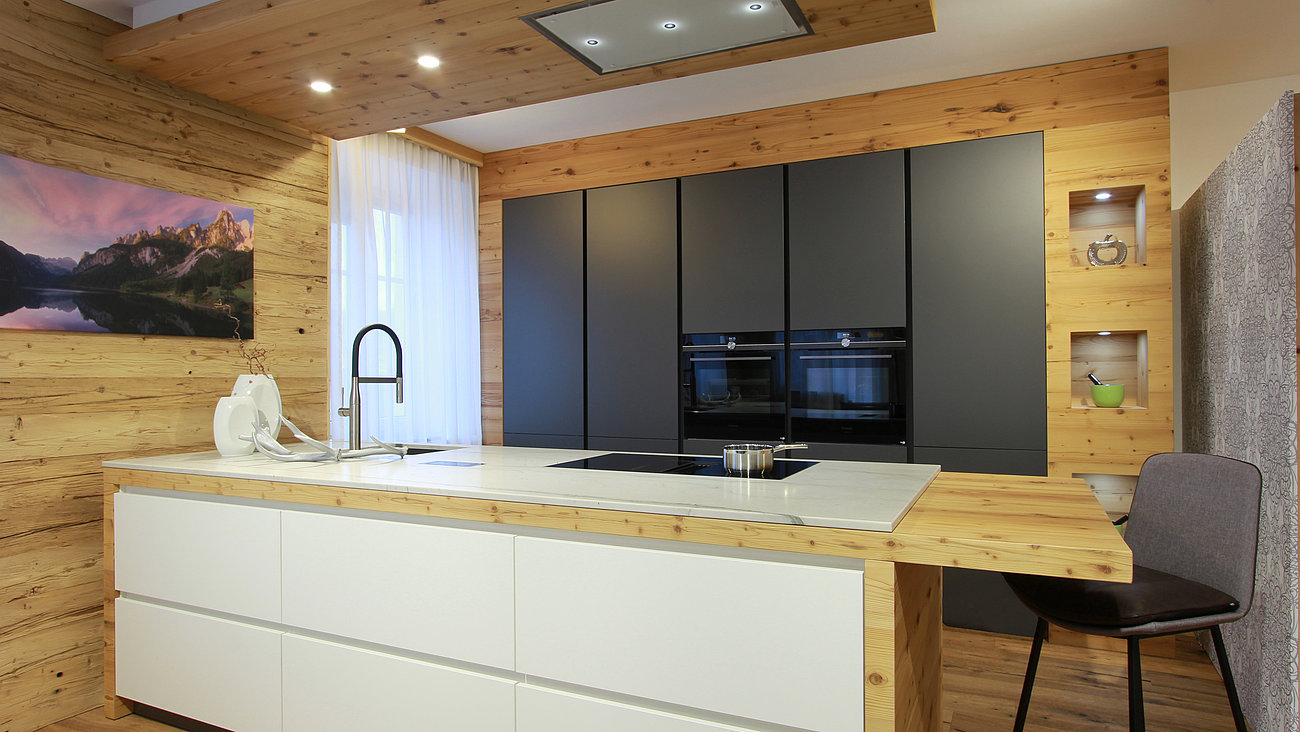 Moderne Küche mit Altholz