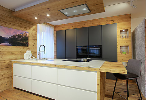 Moderne Küche mit Holz