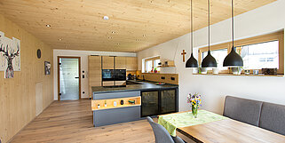 Moderne Holzküche in Fichte kombiniert mit Grau