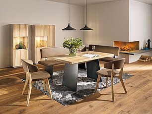 Moderne Essgruppe Modell Puro mit Schwarzblechwangen und Stühlen mit Holzgestell 