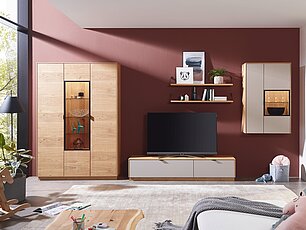 Modernes Wohnzimmer mit Wohnwand in Eiche, kombiniert mit weißen Fronten und Wandboards