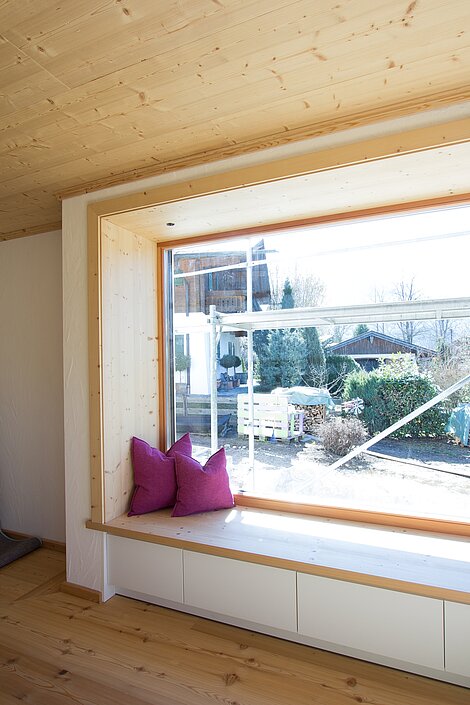 Gemütliches Sitzfenster im Wohnzimmer