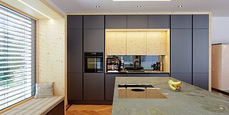 Moderne Küche mit Fichtenholz und Sitzfenster