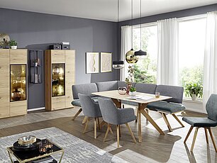Modernes Esszimmer mit gepolsterter Essgruppe mit Eichengestell