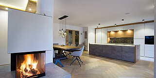 Moderne Küche mit Kamin als Raumtrenner