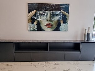 Dunkles Sideboard im Lounge Bereich mit Granitplatte
