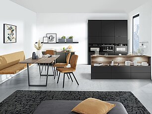 Moderne Essgruppe mit Metallgestell und an Wand befestigter Sitzbank