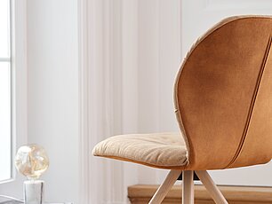 Sessel mit Holzgestell gepolstert