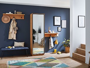 Minimalistische Garderobe mit Spiegelschrank und Sitzbank