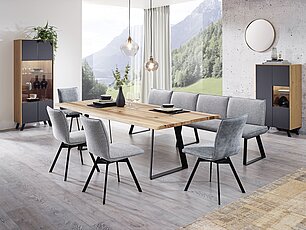 Moderne Essgruppe mit Metallgestell und gepolsterten Sesseln, sowie Sitzbank