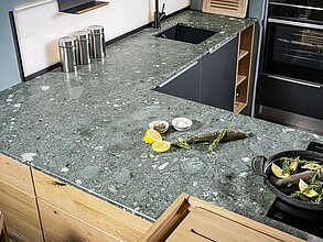 Steinplatte Gletscherbach auf Holzküche