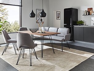 Moderne Essgruppe mit elegantem Metallgestell und Polsterung