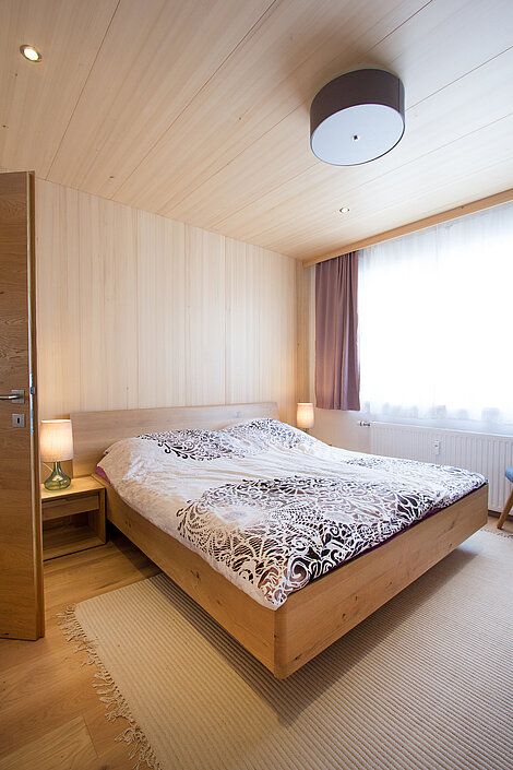 Schlafzimmer mit Decke in Weisstanne