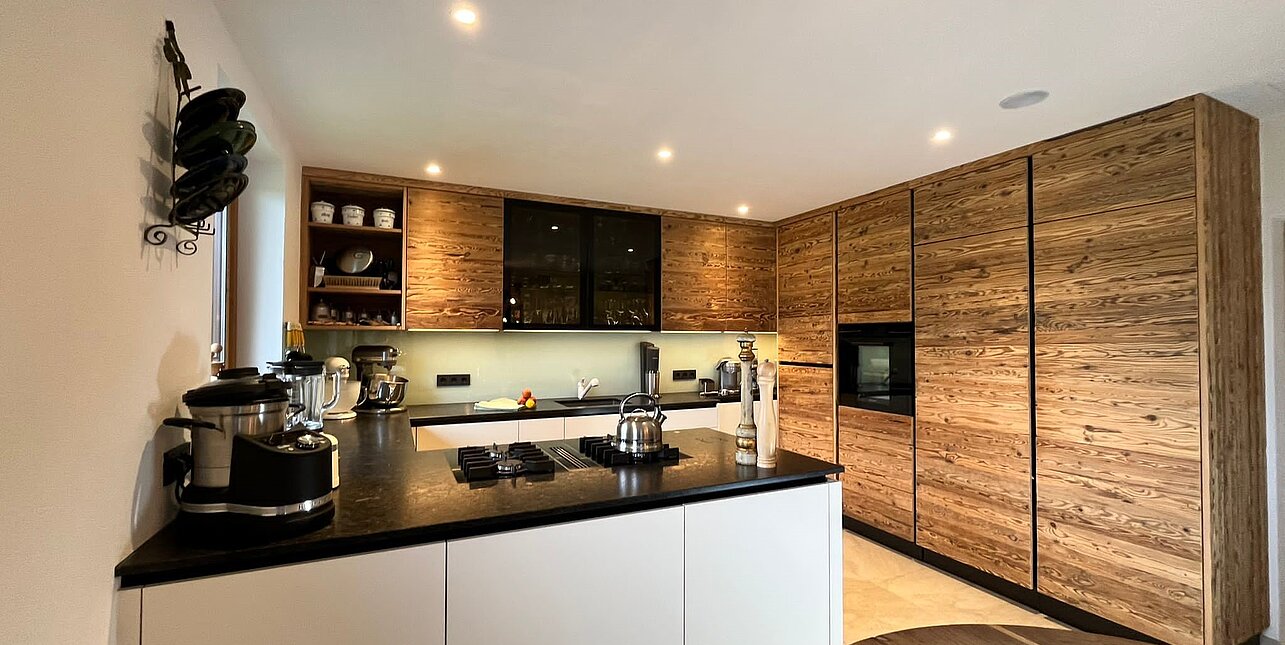 Moderne Küche mit Altholz sonnenverbrannt, weiß kombiniert mit Oberschränken in Altholz