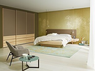 Modernes Schlafzimmer mit Einbauschrank und Bett mit gepolstertem Kopfteil