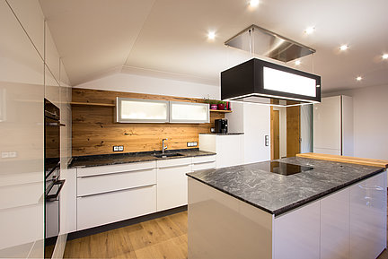 Moderne Küche mit Holzrückwand in Eiche