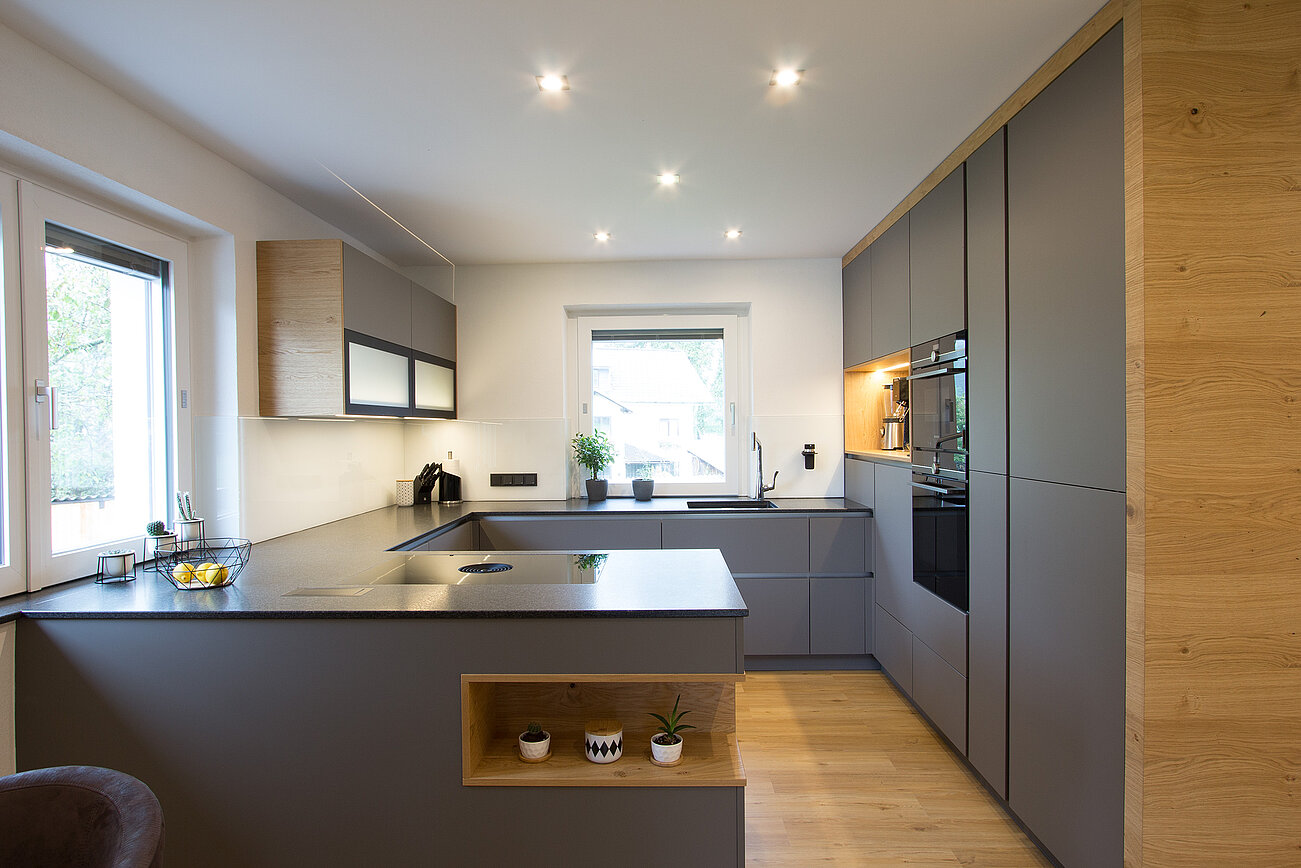 Moderne graue Küche mit Holz