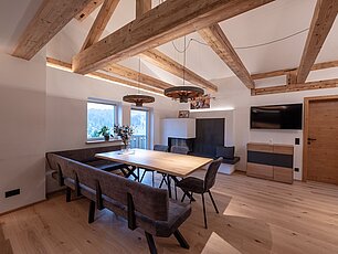Essgruppe mit Holztisch und Eckbank