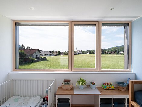 Clevere Fensterlösung für kleine Räume mit einem 3-teiligen Fensterelement bestehend aus Fixverglasung und zentralem Dreh-Kipp-Fenster