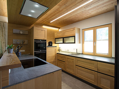 Moderne grifflose Holzküche