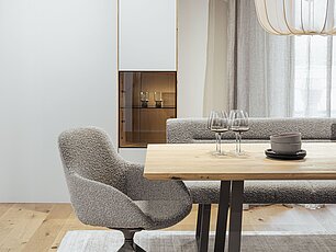 Moderne Essgruppe Modell Uno mit Metallgestell und Holztischplatte