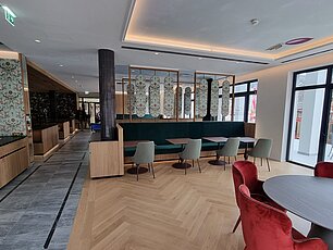 Einrichtung Speisesaal mit Sitzbänken und Essgruppen
