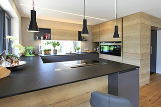 Schwarze Steinarbeitsplatte auf einer modernen Holzküche