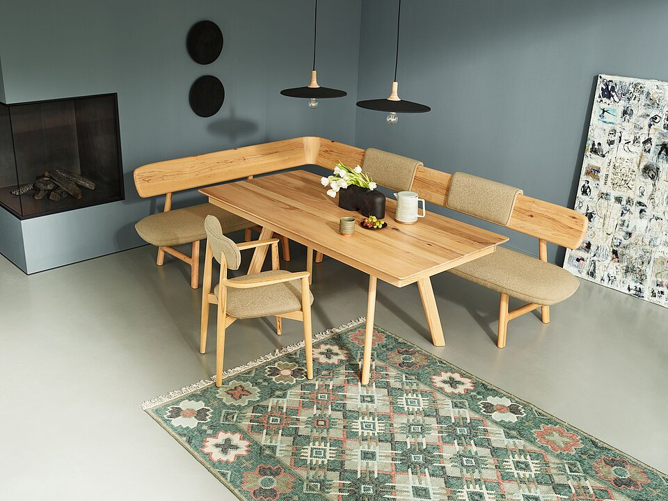 Essgruppe Modell Juna aus Holz mit gepolsterten Sesseln mit Armlehne und gepolsterter Sitzfläche auf der Sitzbank