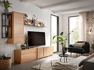 Modernes Wohnzimmer mit Wohnwand in Eiche