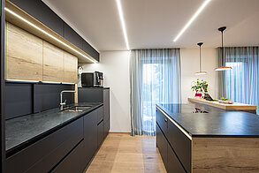 Küche modern mit Beleuchtung der Oberschränke