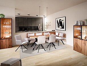 Moderne Essgruppe mit Metallgestell und gepolsterten Sessel und Eckbank. Verschiebbare Rückenpolster auf der Bank