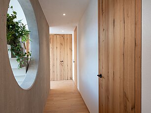 Moderne Innentüre in Eiche im Flurbereich