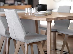 Sessel ohne Armlehne und Holzgestell