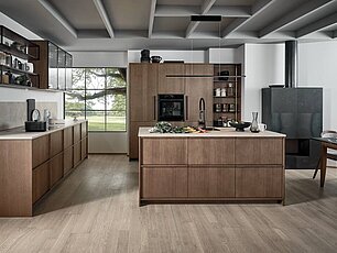Moderne Küche in Holzoptik mit heller Arbeitsplatte