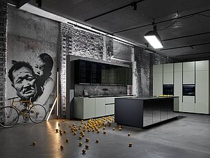Moderne Küche mit verspiegelten Glasfronten in Kombination mit hellen Oberschränken
