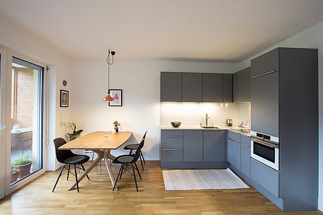 Kleine moderne Wohnküche in Grau