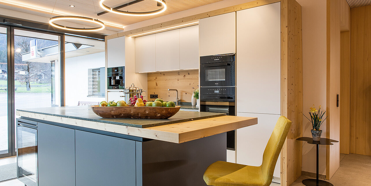 Moderne Küche mit Fichte Altholz kombiniert im Küchenstudio Laserer in Gosau im Salzkammergut