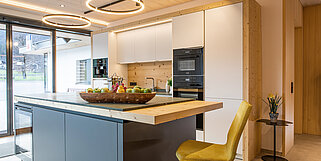 Moderne Küche mit Fichte Altholz kombiniert im Küchenstudio Laserer in Gosau im Salzkammergut