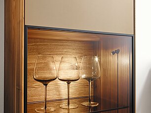 Vitrinenschrank in Eiche mit Glas und heller Front und Holzrückwand