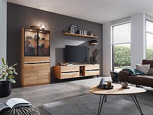 Moderne Wohnwand mit Vitrinenschrank und Waldkante