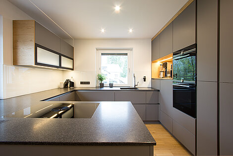 Dunkle Küche mit schwarzer Steinplatte