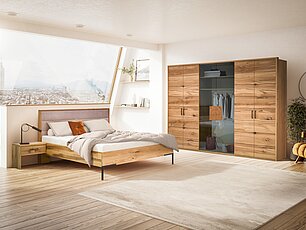 Modernes Schlafzimmer mit Eichenbett und modernem, dreiteiligen Schrank mit Holz- und Glasdrehtüren
