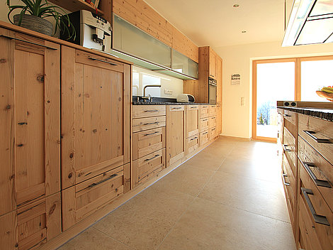 Moderne Altholzküche - Steinplatte mit naturgebrochener Kante