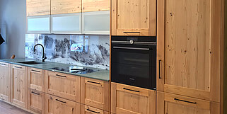 Holzküche in Fichte Altholz im Küchenstudio Hallein